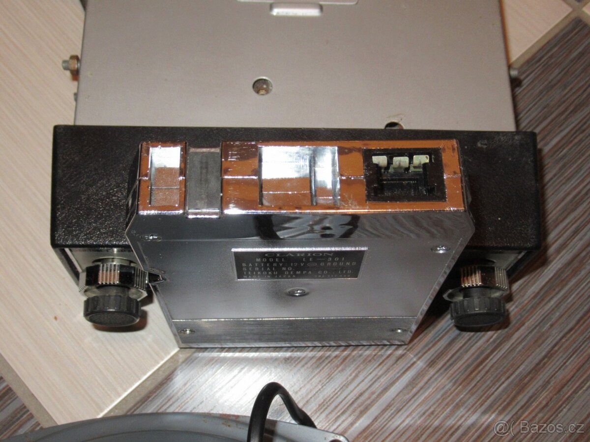 Staré neobvyklé autorádio CLARION 8 - 4