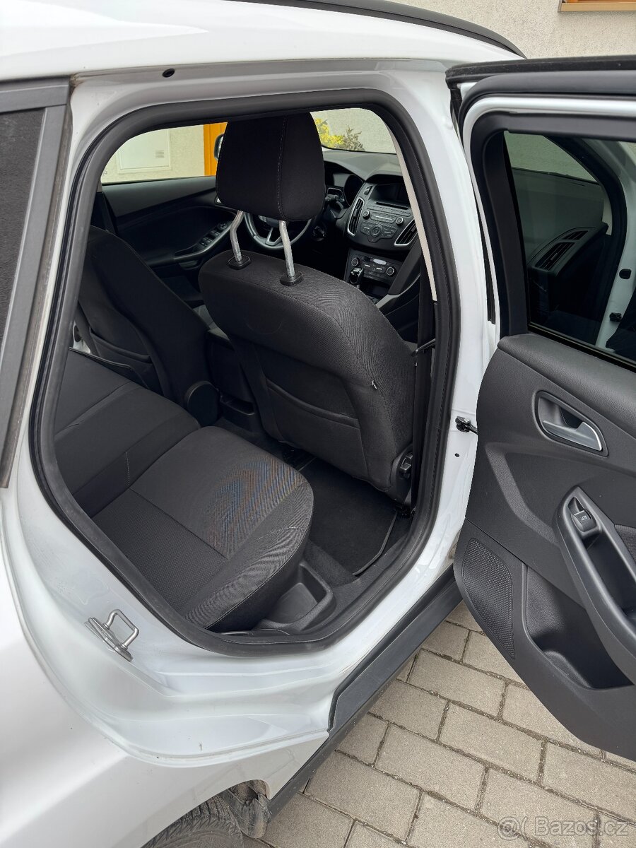 Ford Focus Kombi bílý - 11/2017 - 4