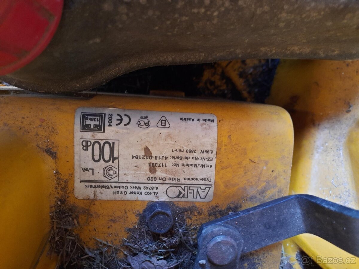 Prodám sekací traktůrek na trávu - 4