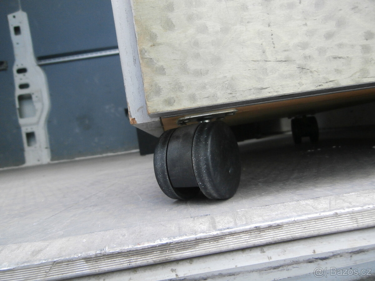 Skříňka dřevěná se zásuvkami uzamykatelná za 500 kč - 4