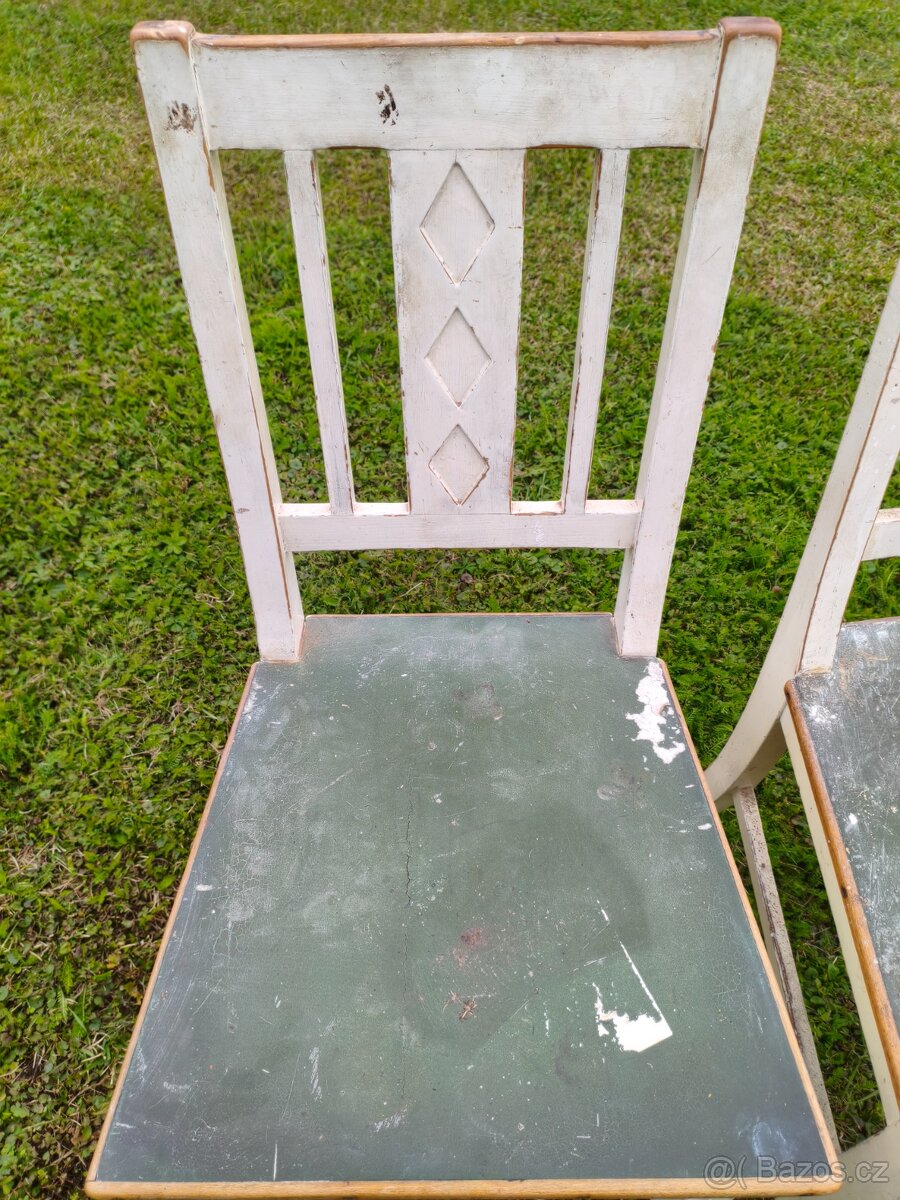 Starě bílé celodřevěné židle - 4