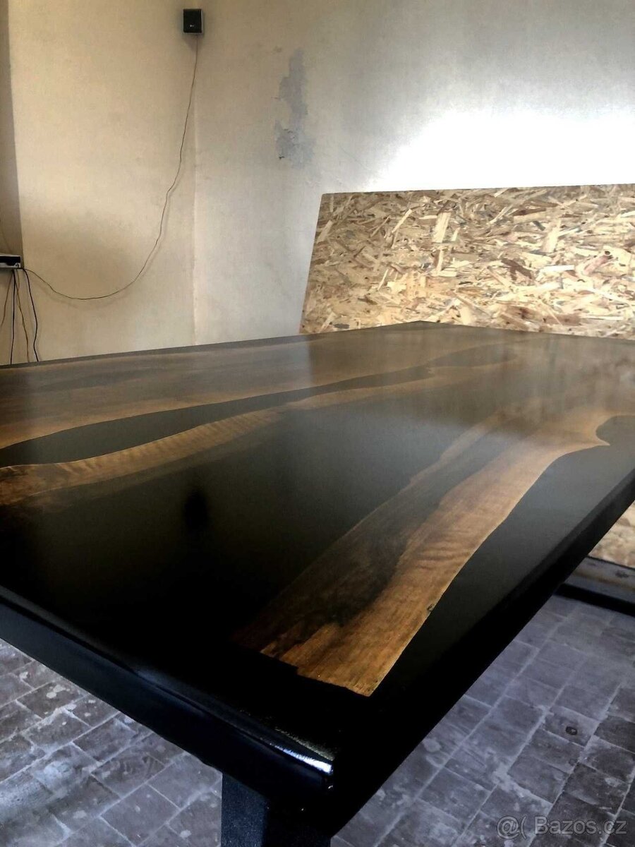 Prodám stůl vyrobený z amerického ořechu - 4