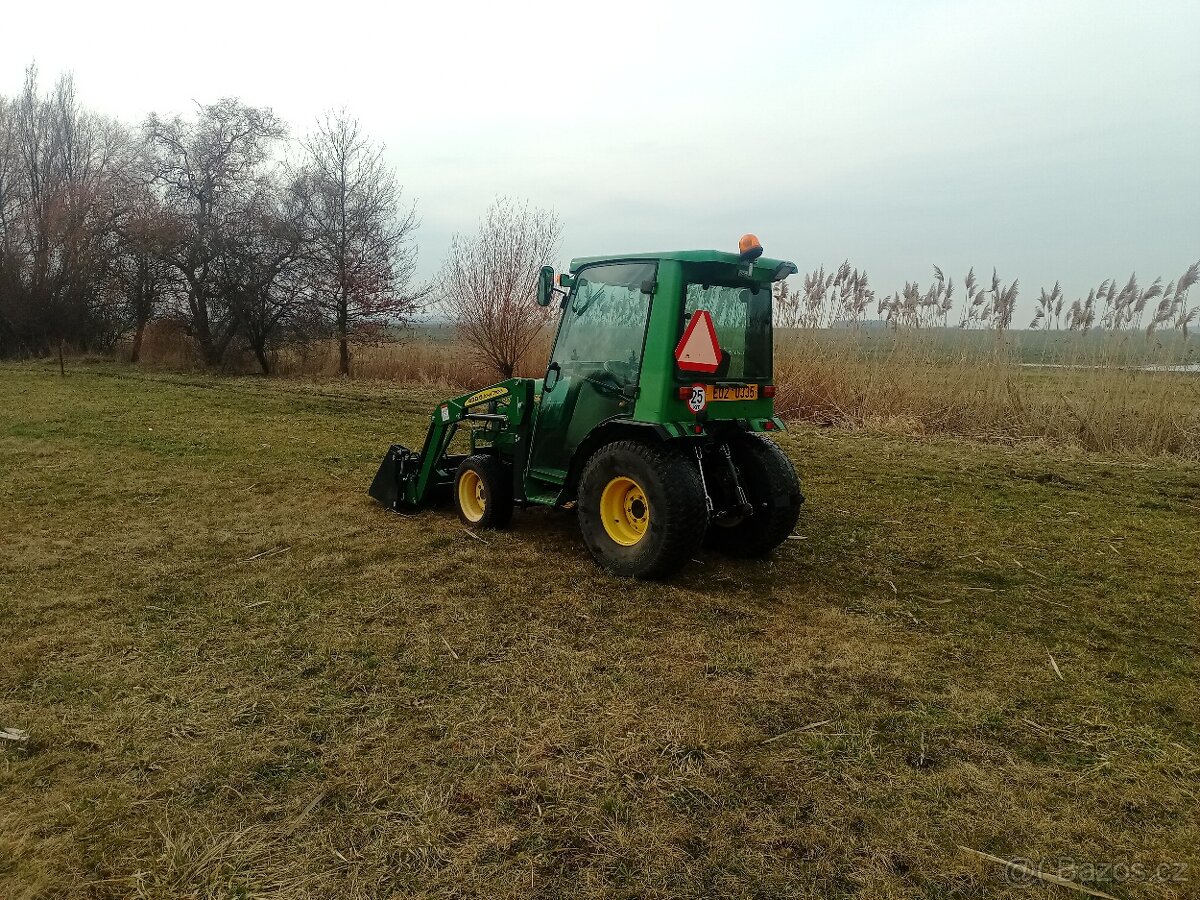 Jonh Deere 2720 s nakladačem - 4