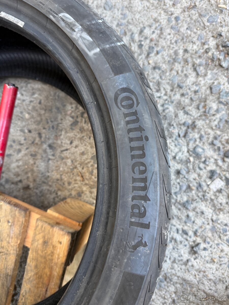 Prodám 235/40/19 letni - 4