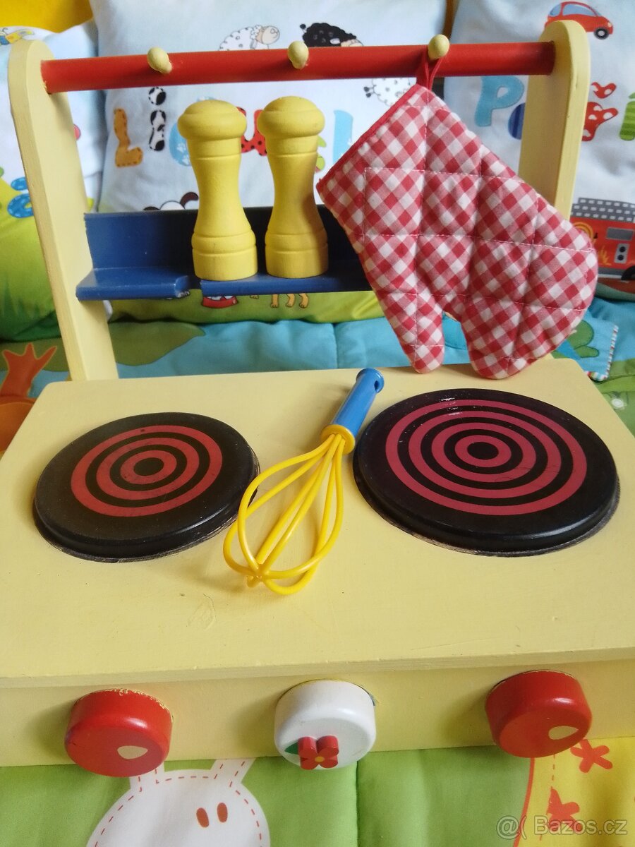 HRAČKA DŘEVĚNÁ KUCHYŇKA A DŘEV. NÁDOBÍ, ŽEHLIČKA, SOLNIČKY - 4