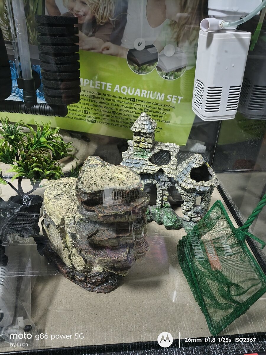 Akvárium plus dekorace, filtrace a vše - 4