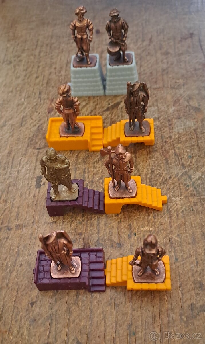 Cinovy figurky a plastové podstavce - 4