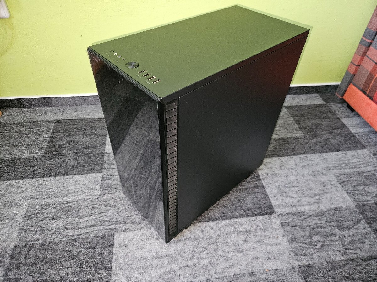 Prodám počítačovou skříň Fractal Design Define 7 Compact - 4