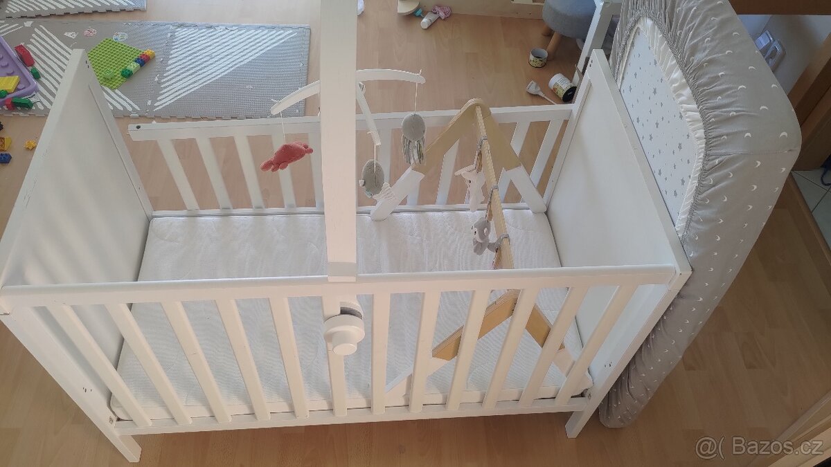 Dětská postýlka s matrací, kolotoč a další... - 4