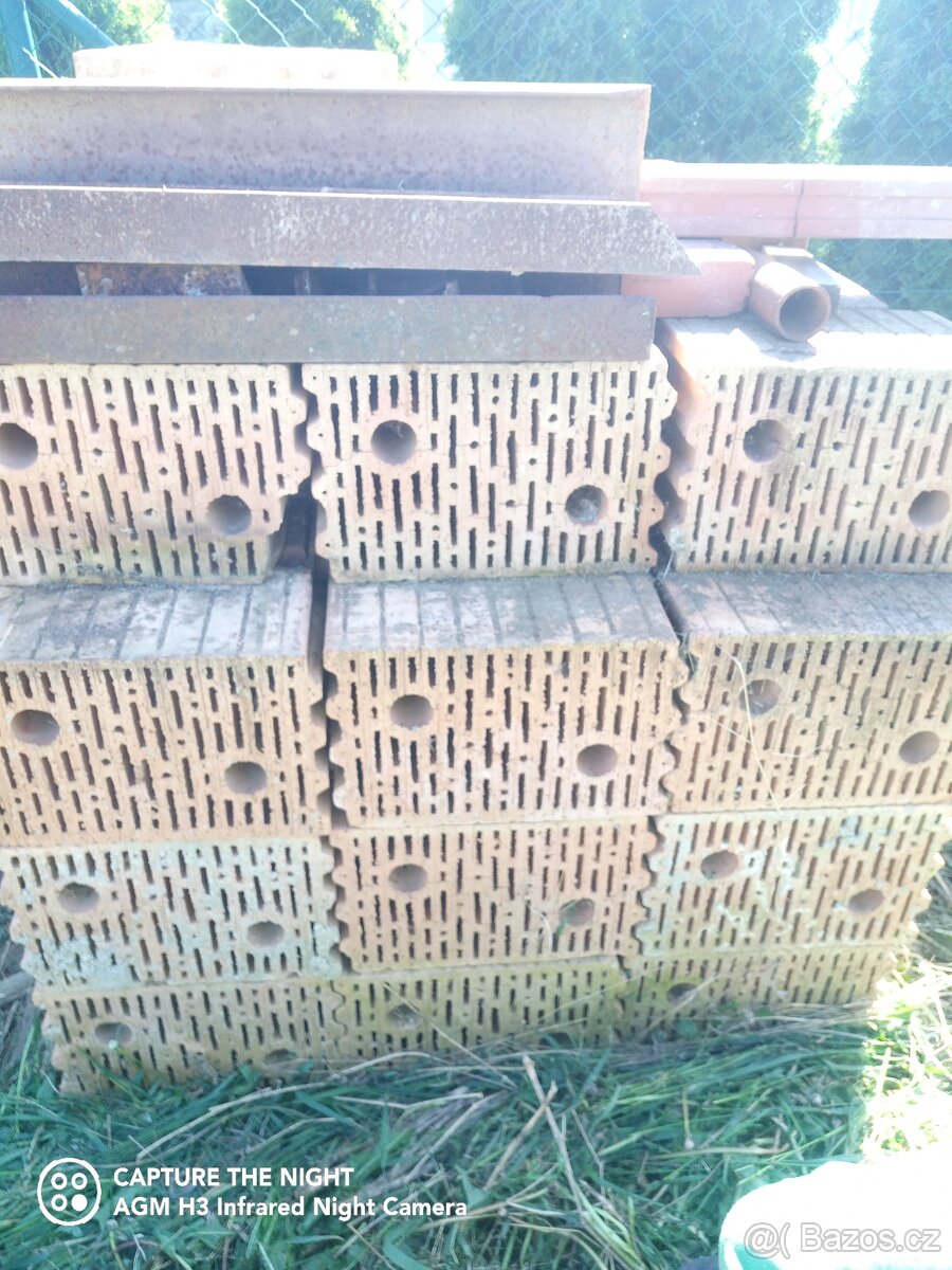 Zbytek cihel ze stavby - 4