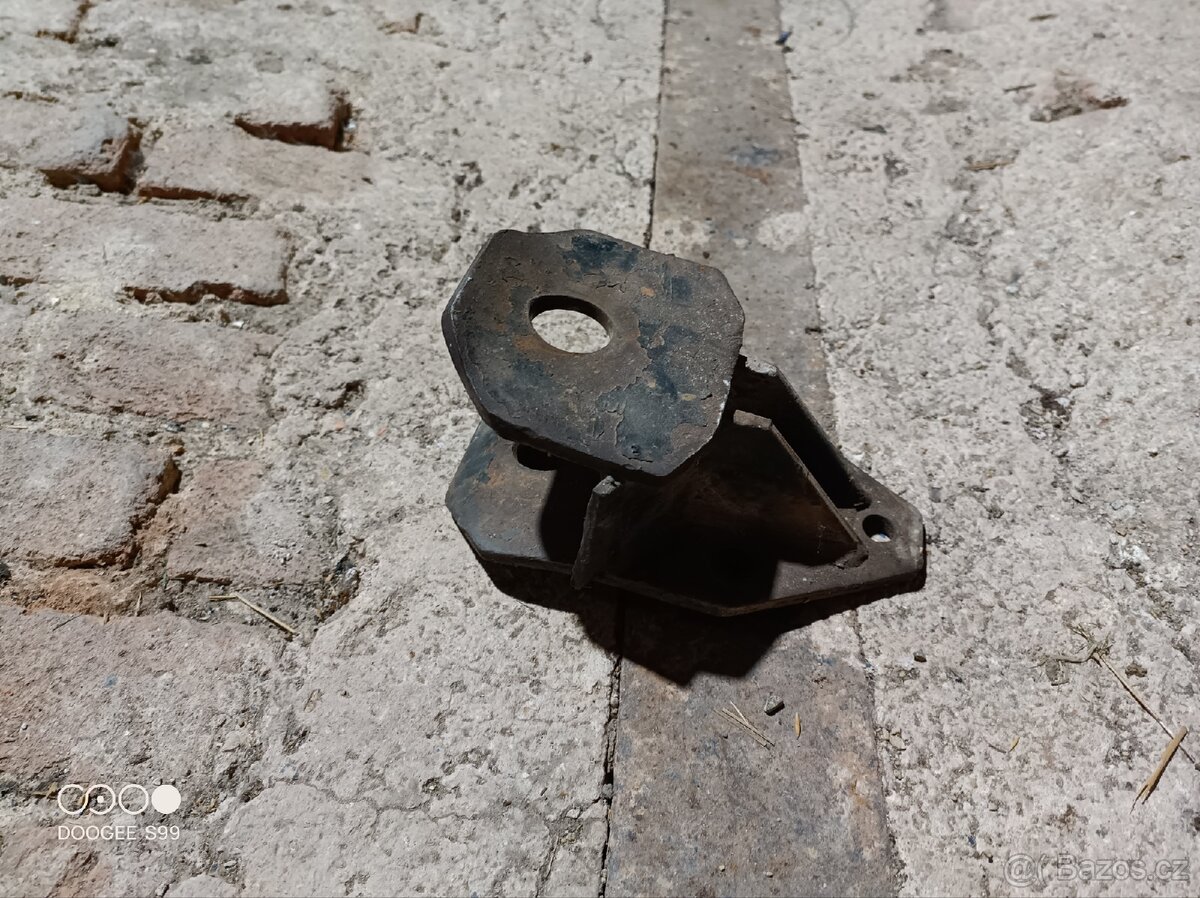 Zetor víko převodovky a přední závěs - 4