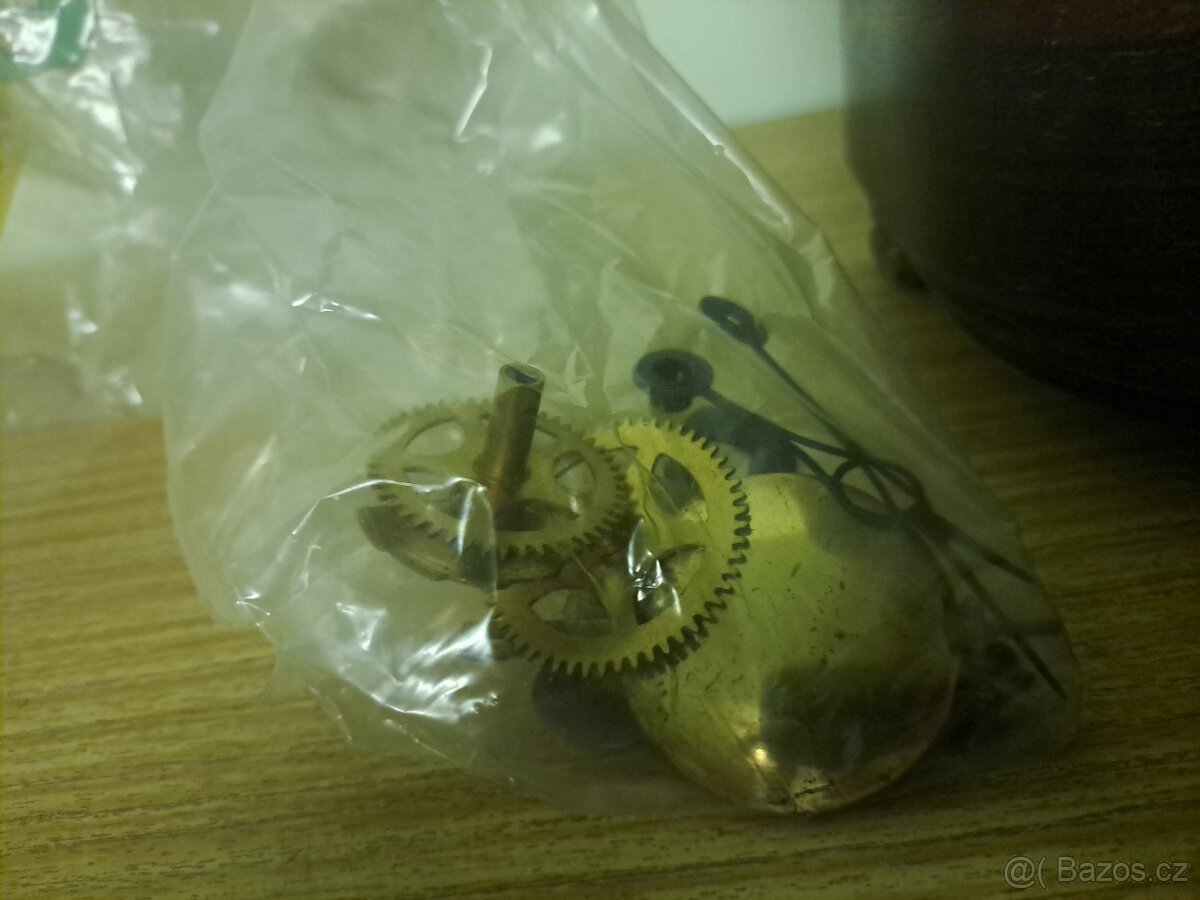 Staré hodiny rozebrané - 4