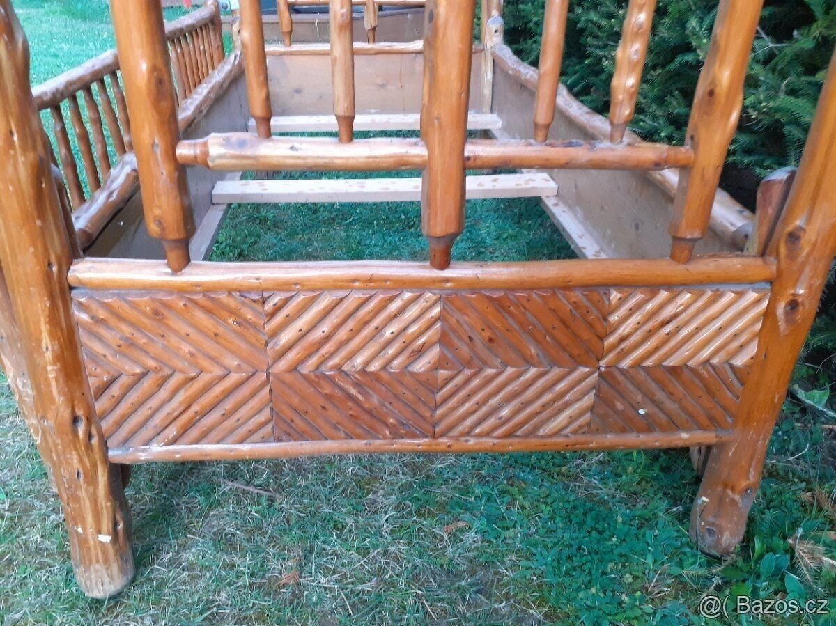 Starožitná dřevěná postel - 4