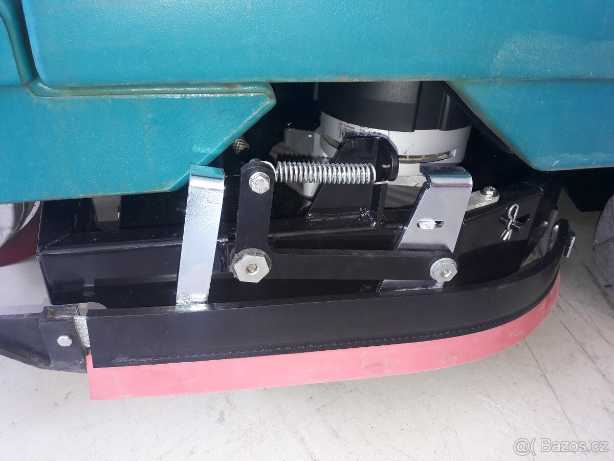 Podlahový mycí stroj Tennant 7100 Disk 80 sedící obsluha - 4