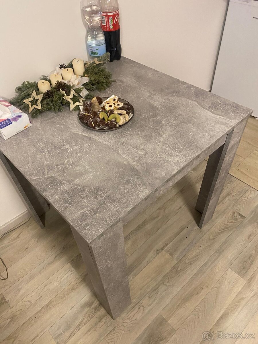 Čtvercový jídelní stůl + 2x židle - 4