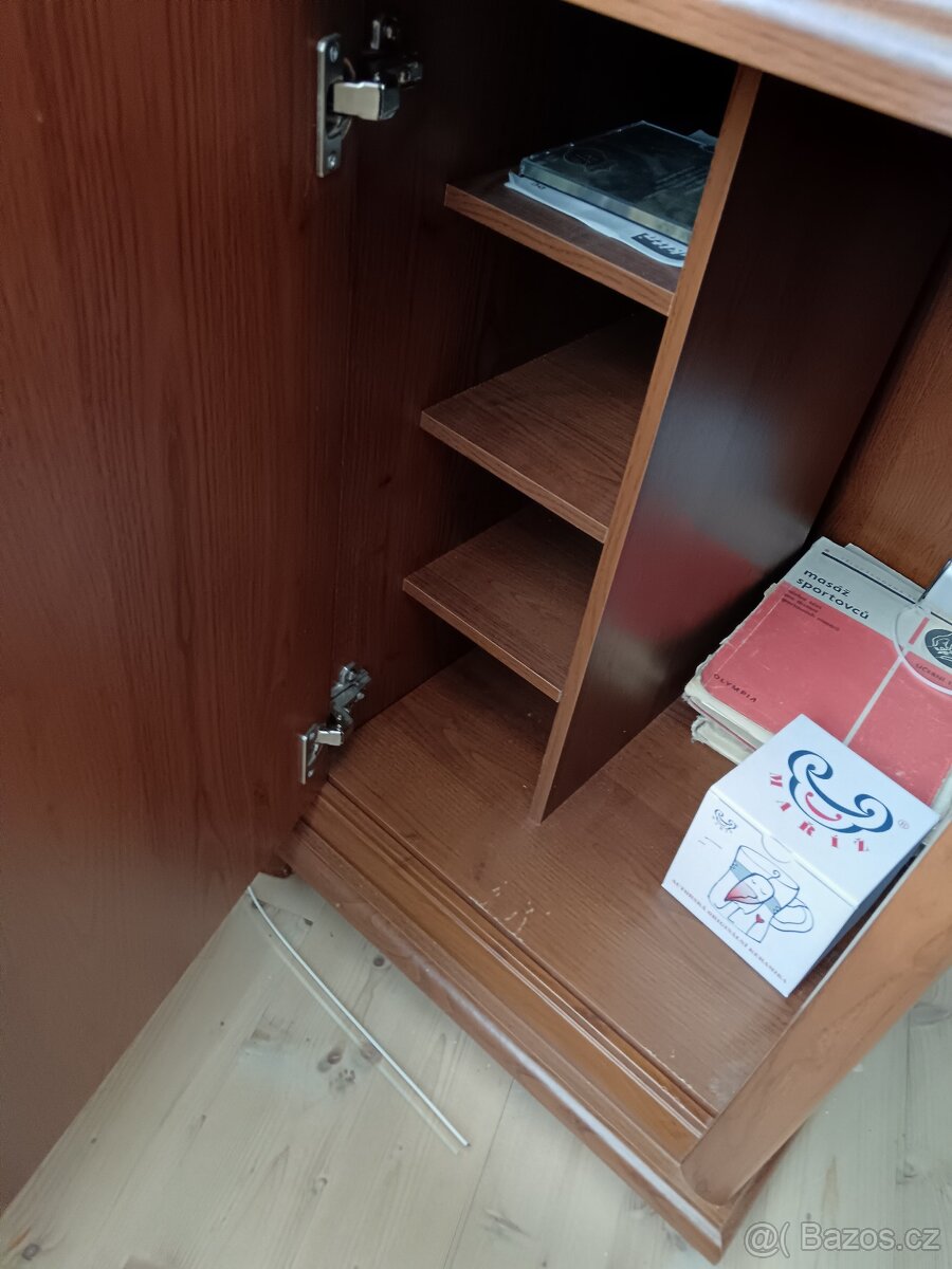 Komoda, postel, stůl - 4