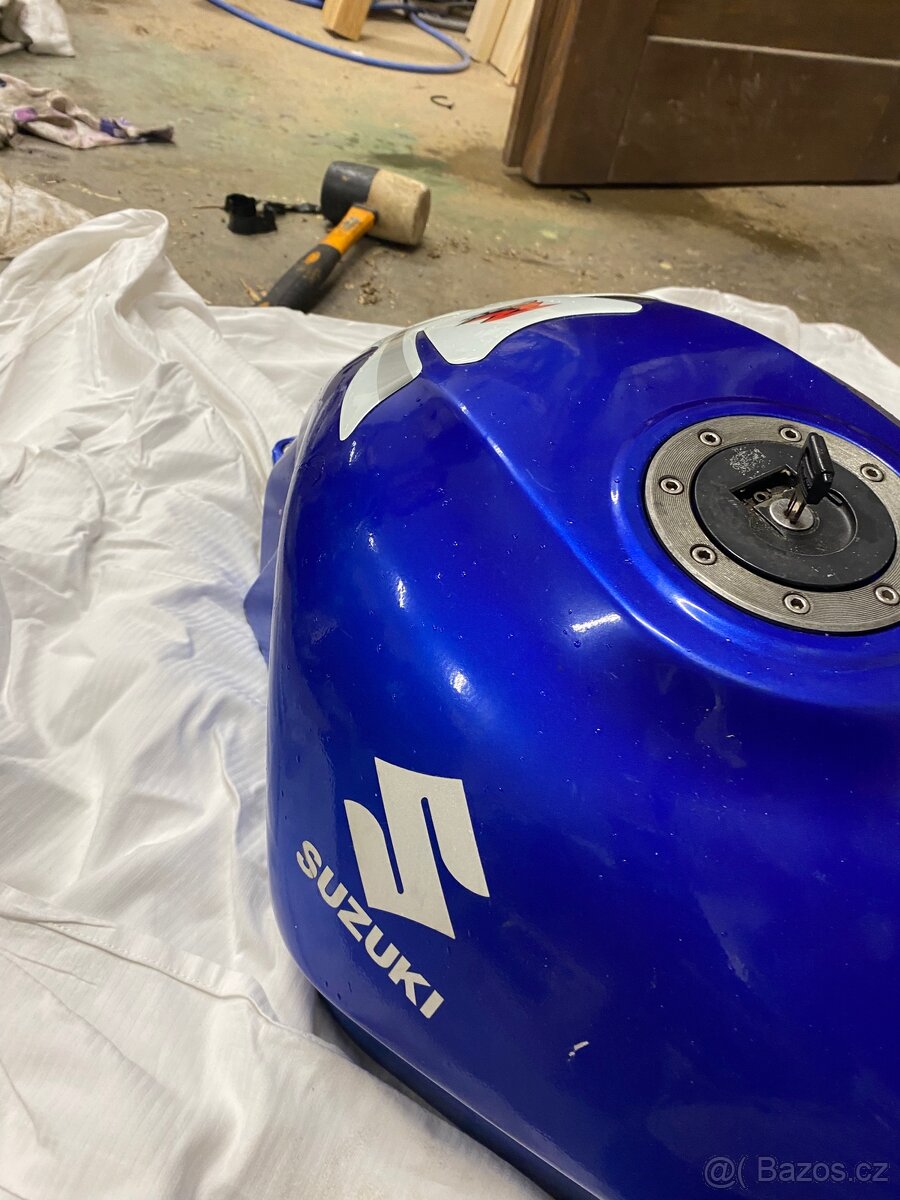 Nádrž ze suzuki gsxr - 4