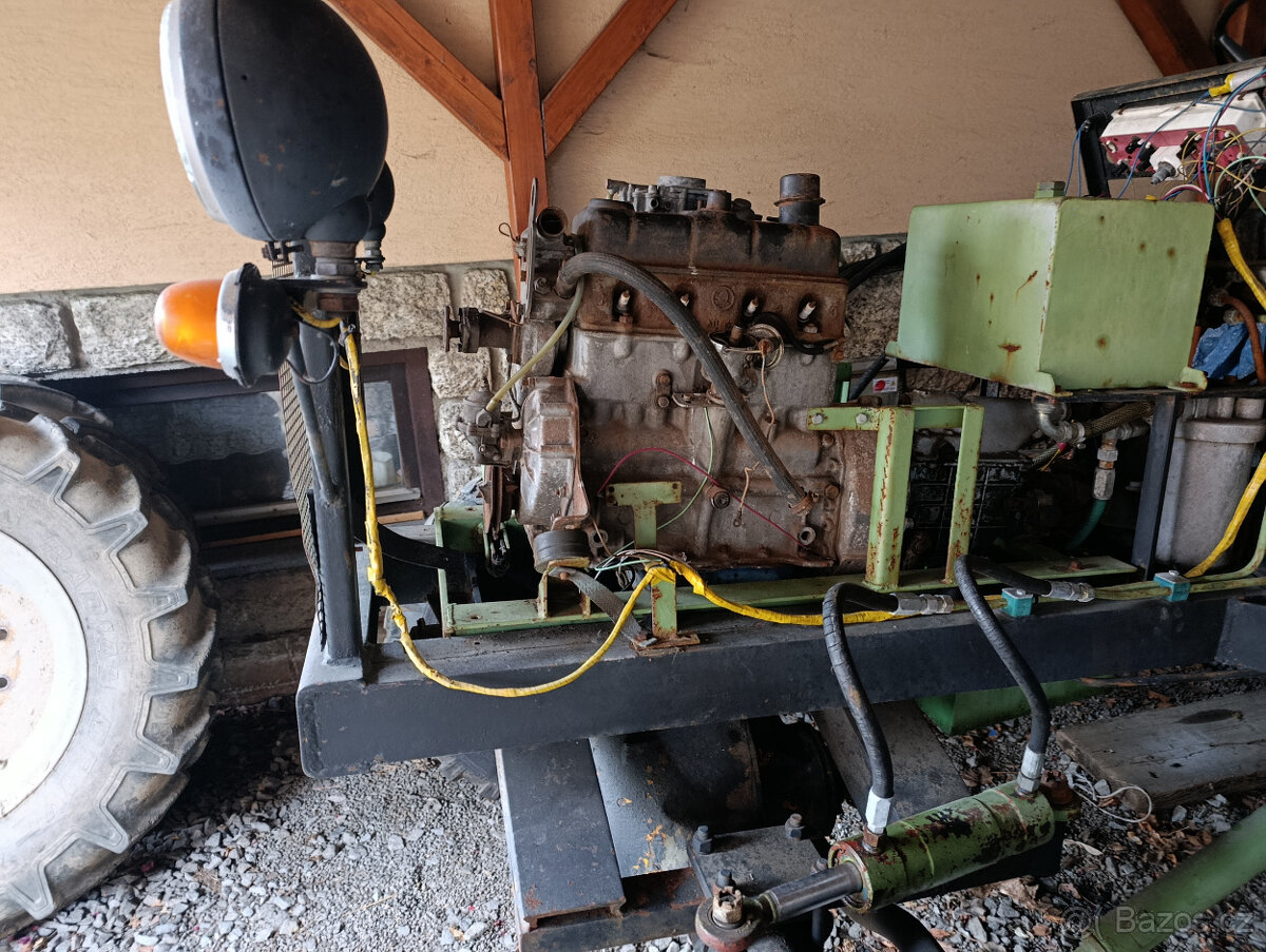 Mohutný malotraktor 4x4 - 4