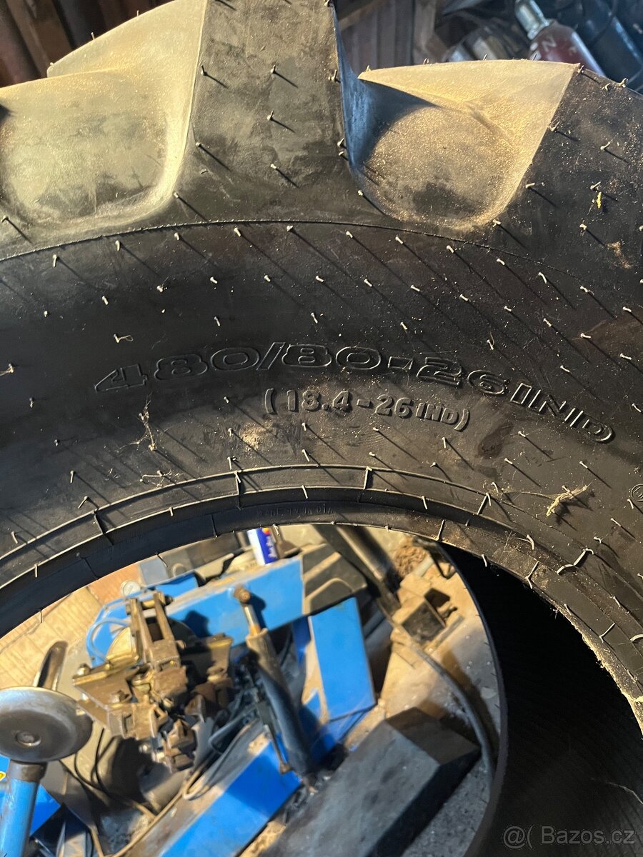 Pneu na traktorbagr, nové - 4
