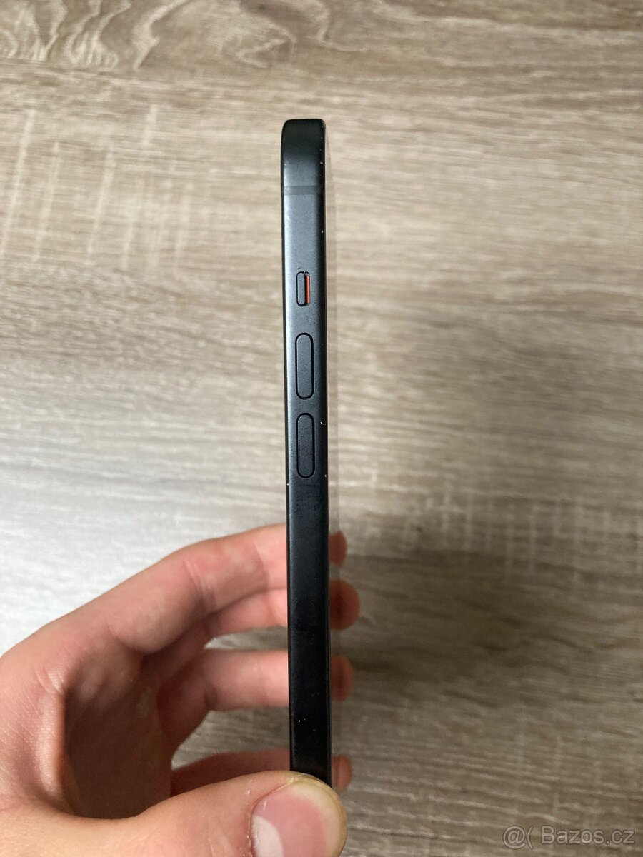 iPhone 15 černá- 128 GB - 4