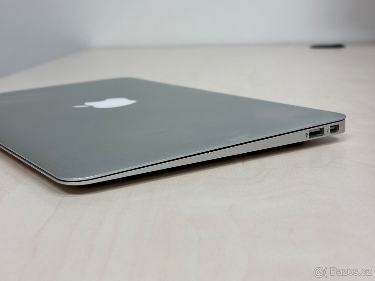 Apple MacBook Air 11” - Early 2015 - 4