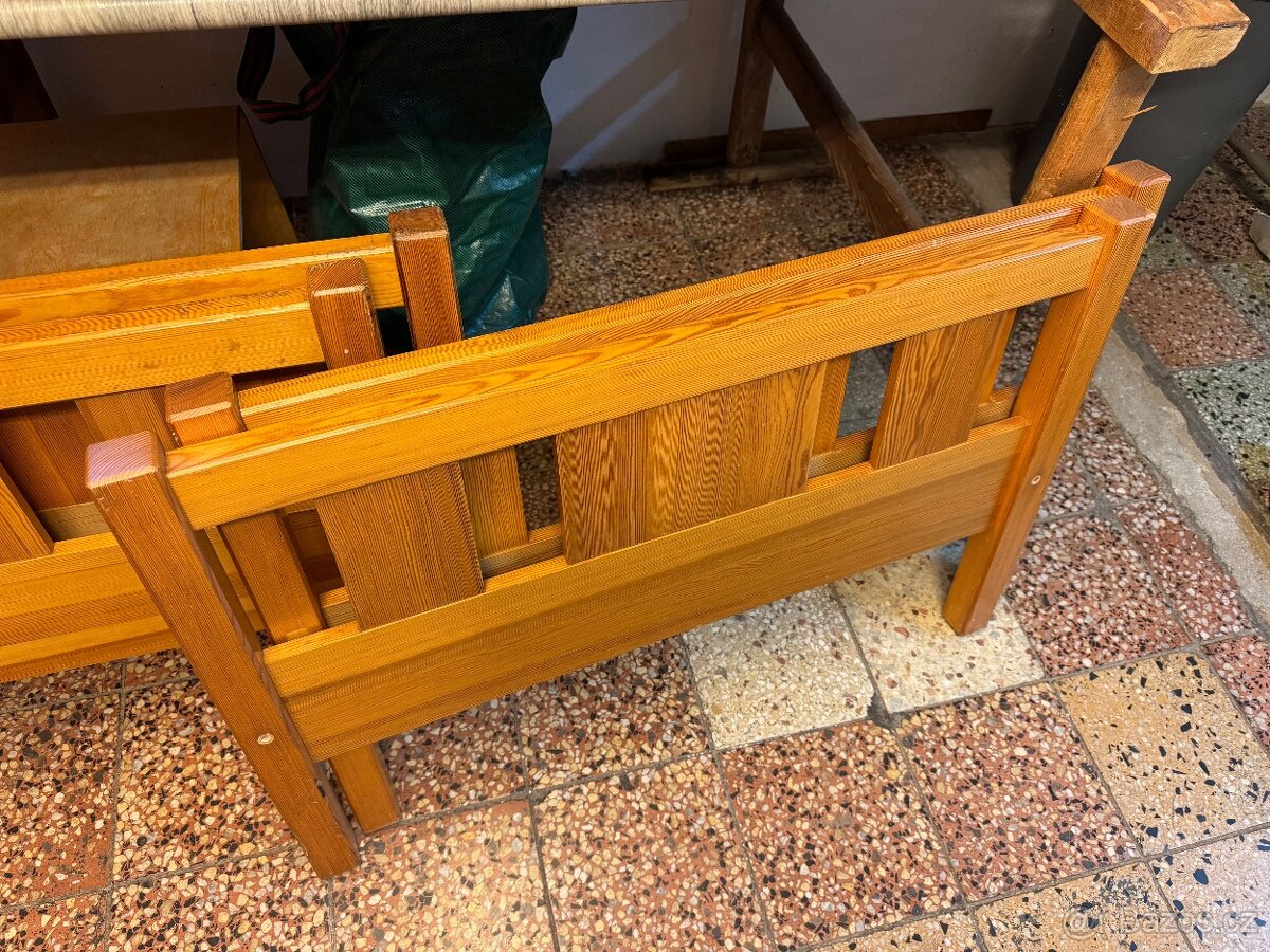 Dvě postele s rošty a matracemi - 4