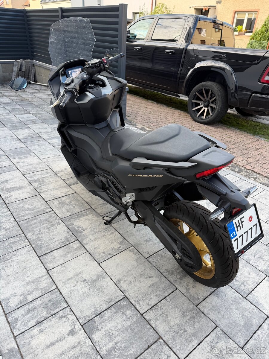 Honda Forza 750 - 4