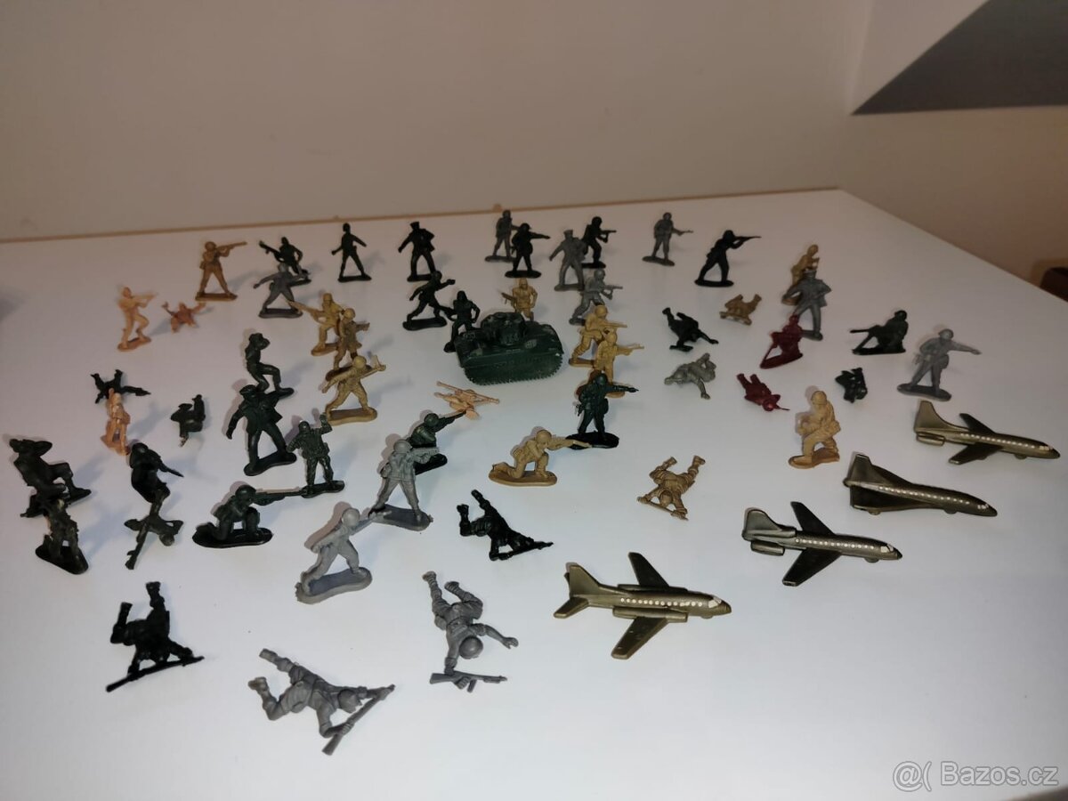 Sada vojáků 55ks, 4ks letadel, 1x tank - 4