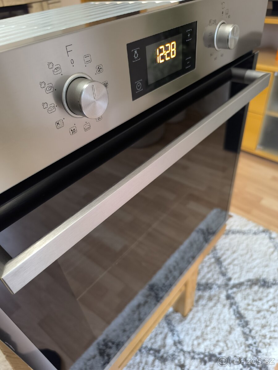 Vestavná horkovzdušná trouba Whirlpool - 4