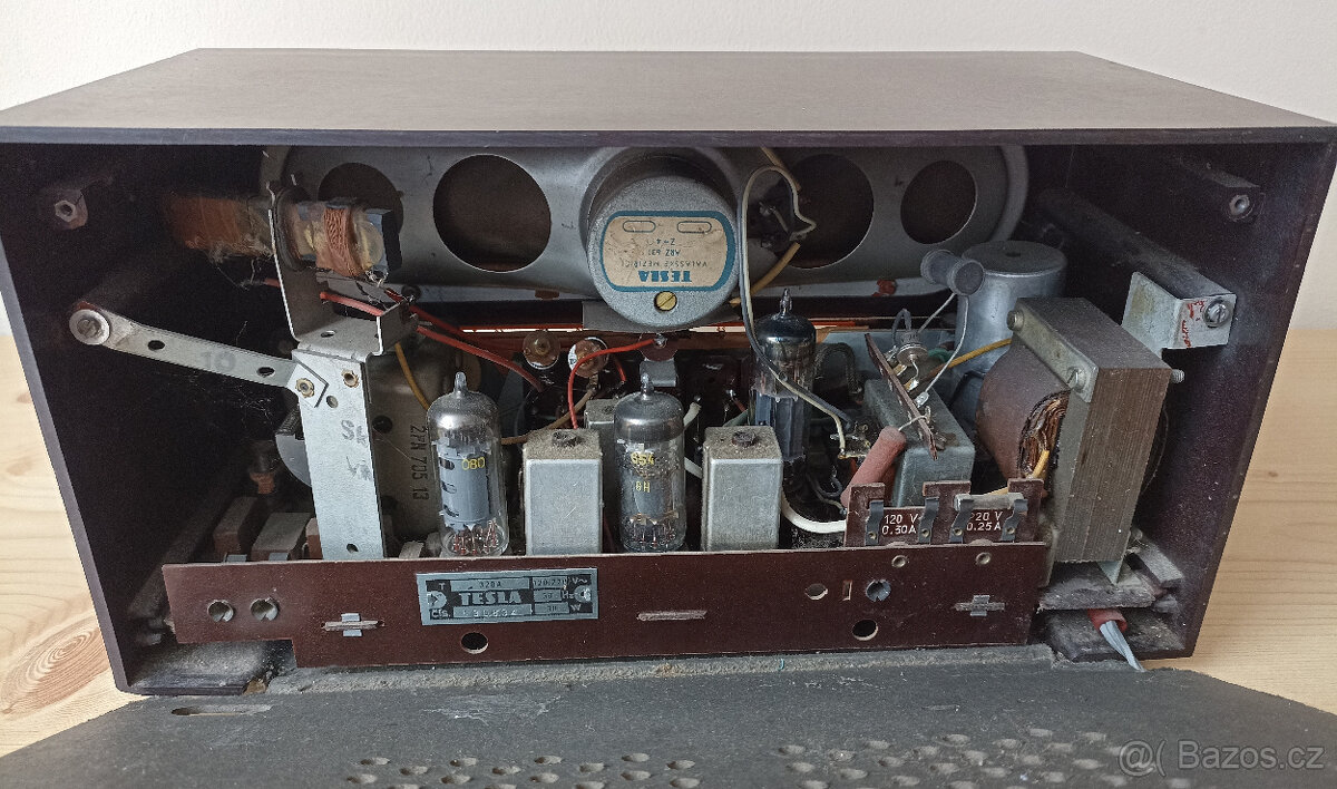 Staré retro bakelitové rádio Tesla Sputnik 320A - 4