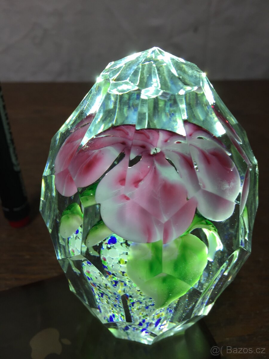 skleněné ... Velké zabroušené těžítko s květinou přes 1 kg k - 4