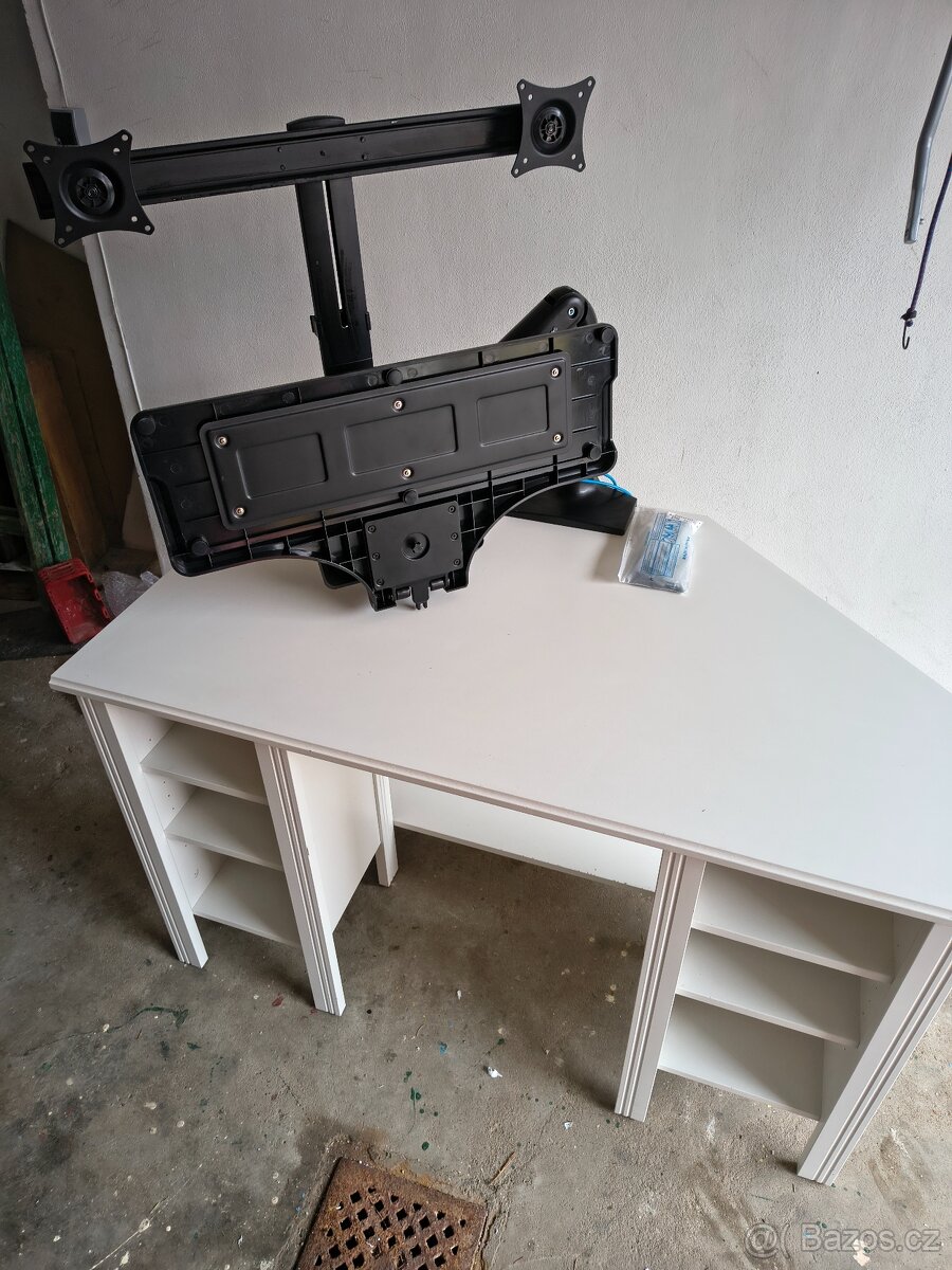 Rohový stůl s držákem na monitory - 4
