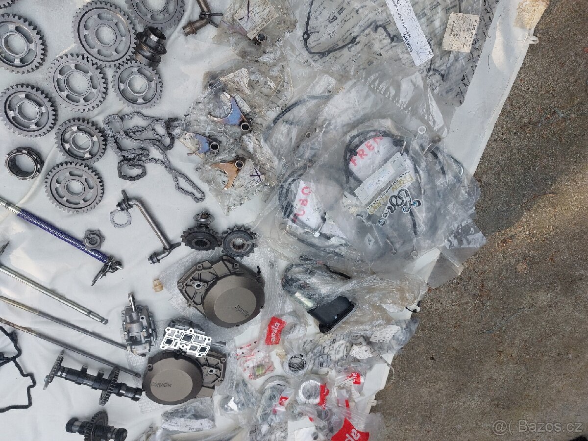 Aprilia RSV4 2010 - 4