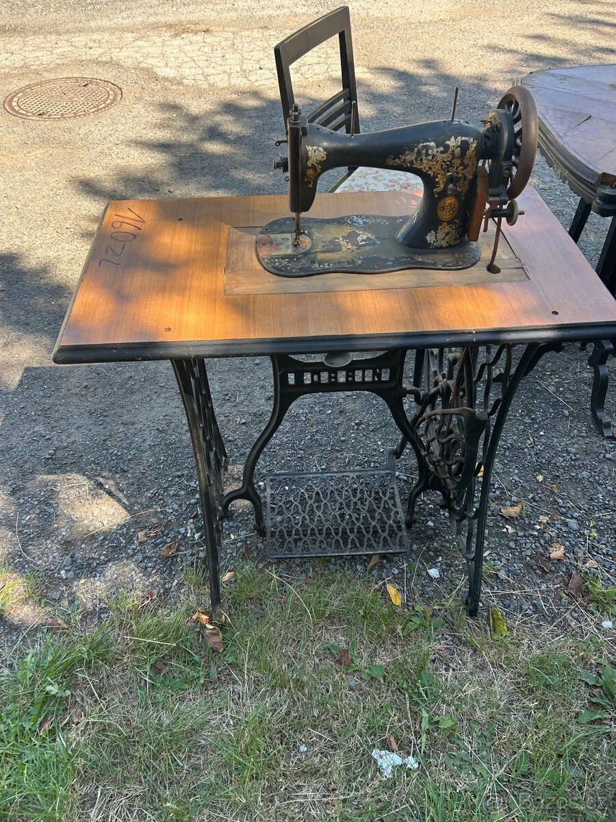 Starý šicí stroj - 4