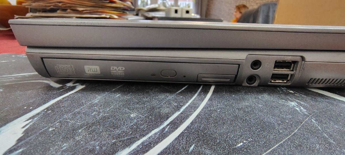 Retro notebook DELL Latitude D810 – Sériový port RS-232 - 4