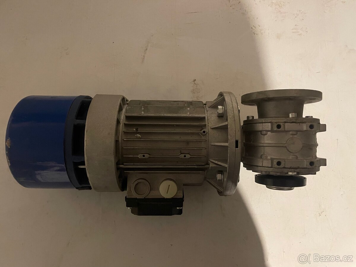 Prodám elektromotor s uhlovou převodovkou - 4