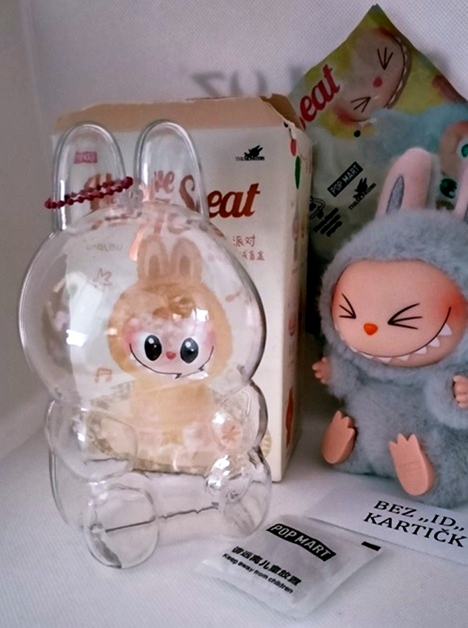 👜 POP MART Labubu Have a Seat série V2 HEHE, mončičák - 4