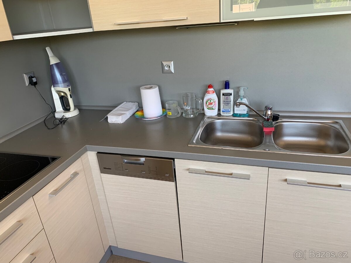 KUCHYŃ MIELE..... ZÁNOVNÍ - 4