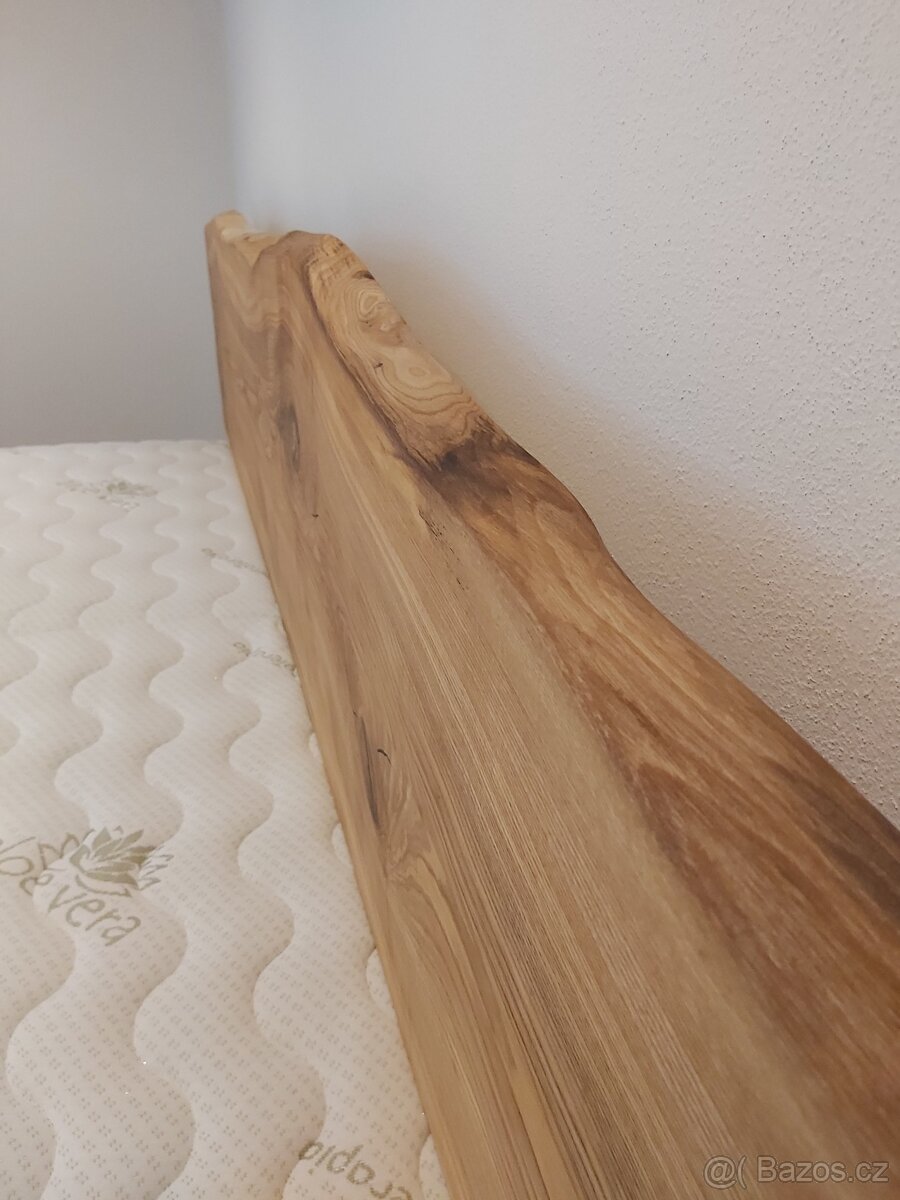 Postel z masivu s přírodní hranou - 4