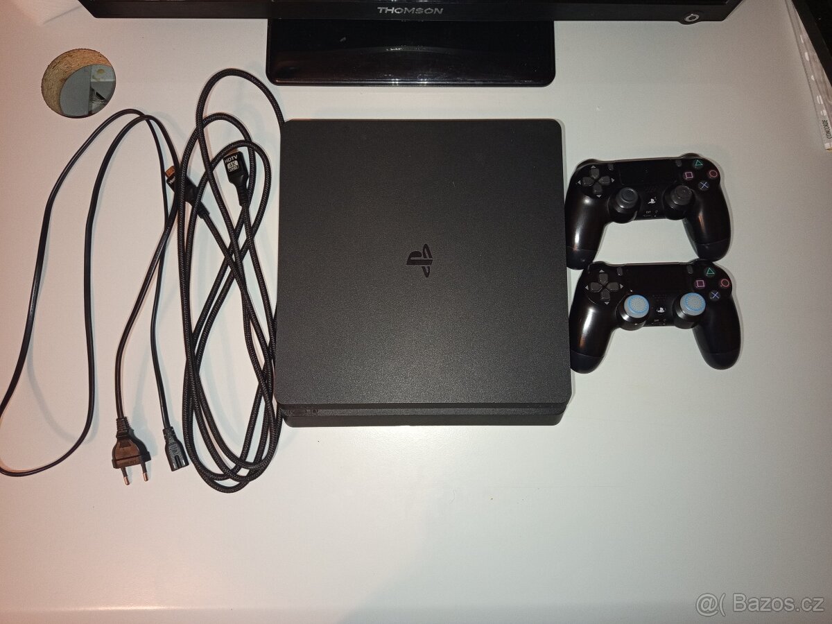 PlayStation 4 + 2 originální ovladače - 4