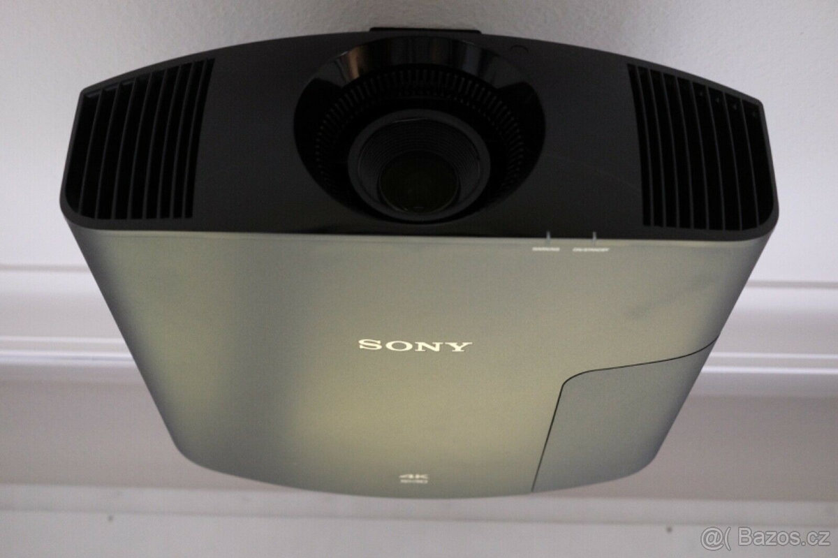 Projektor Sony VW260 4K v černé barvě - 4