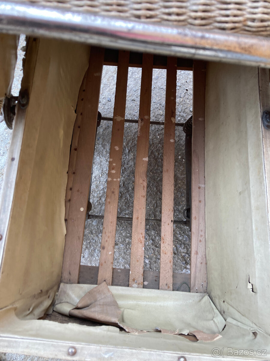 Kočárek dětský starožitný hračka za 500 kč - 4