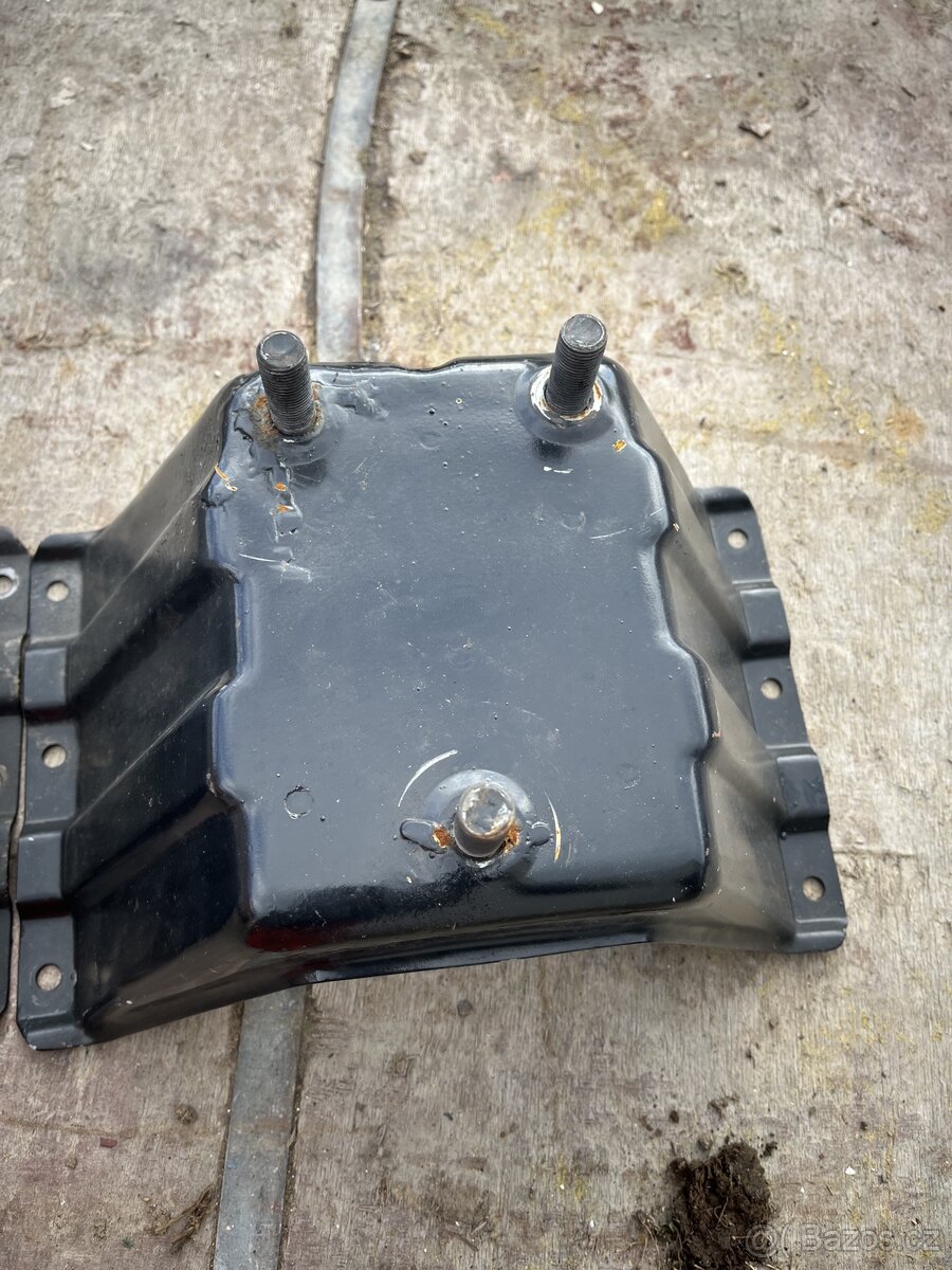 Prodám držák rezervy Defender - 4