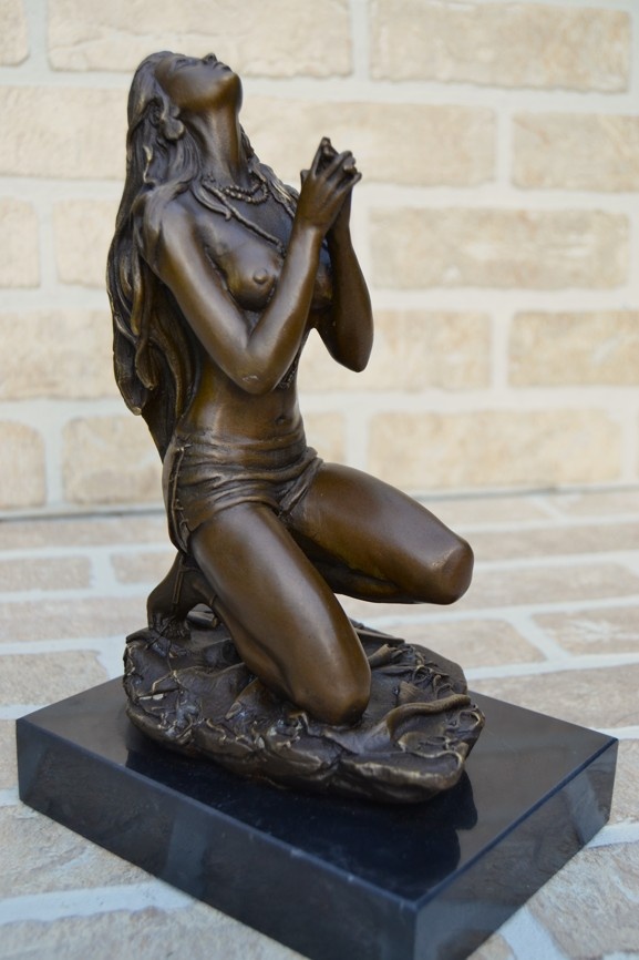 Bronzová socha - KLEČÍCÍ INDIÁNKA - 4