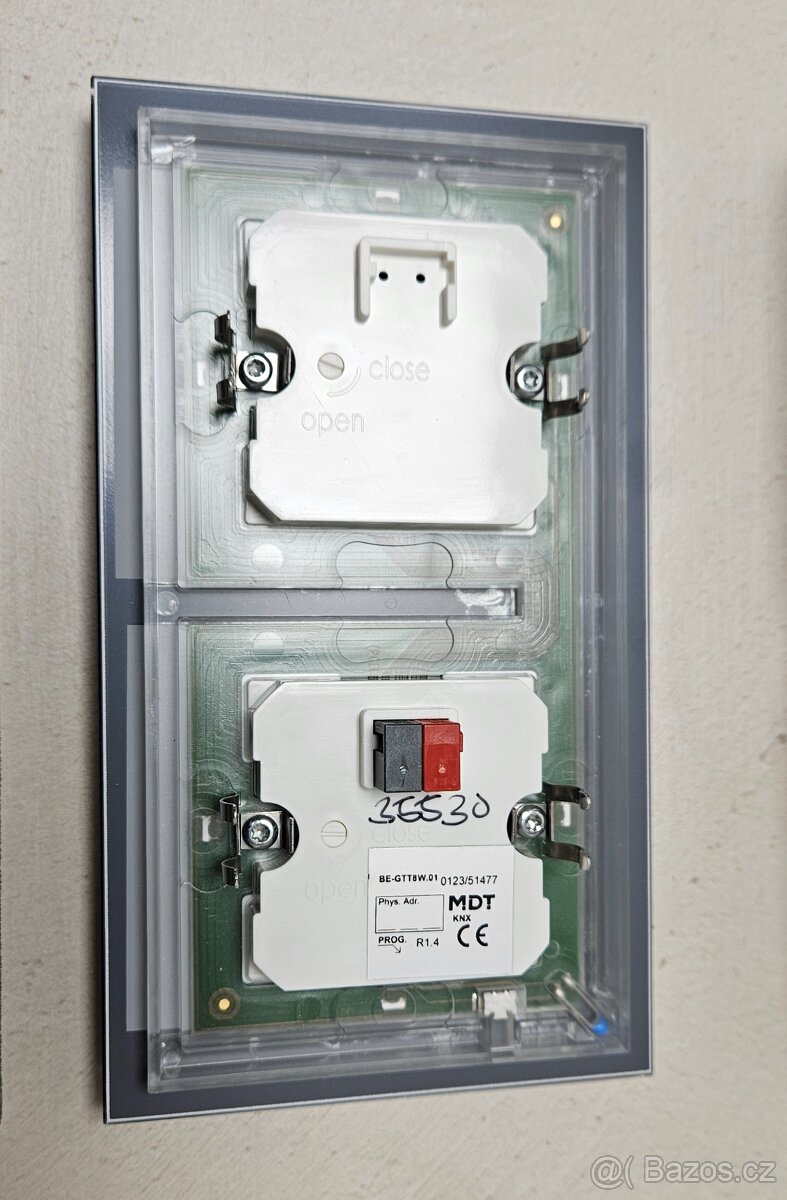 KNX dotykové skleněné tlačítko 8násobné s teplotním čidlem - 4