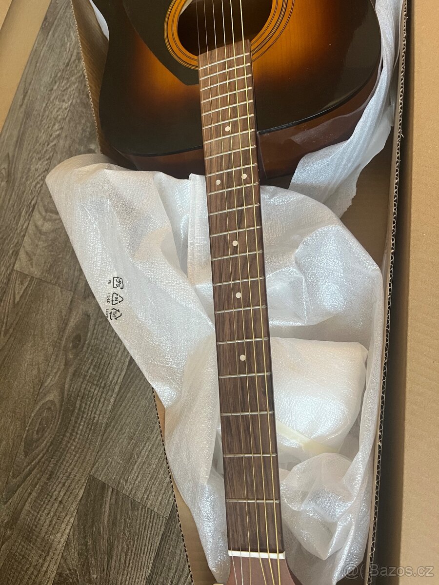 Akustická kytara Yamaha + stojan - 4