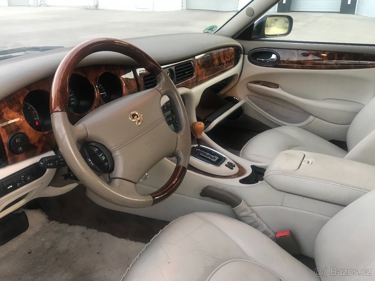 Predám Jaguar Daimler Super V8 long - 4