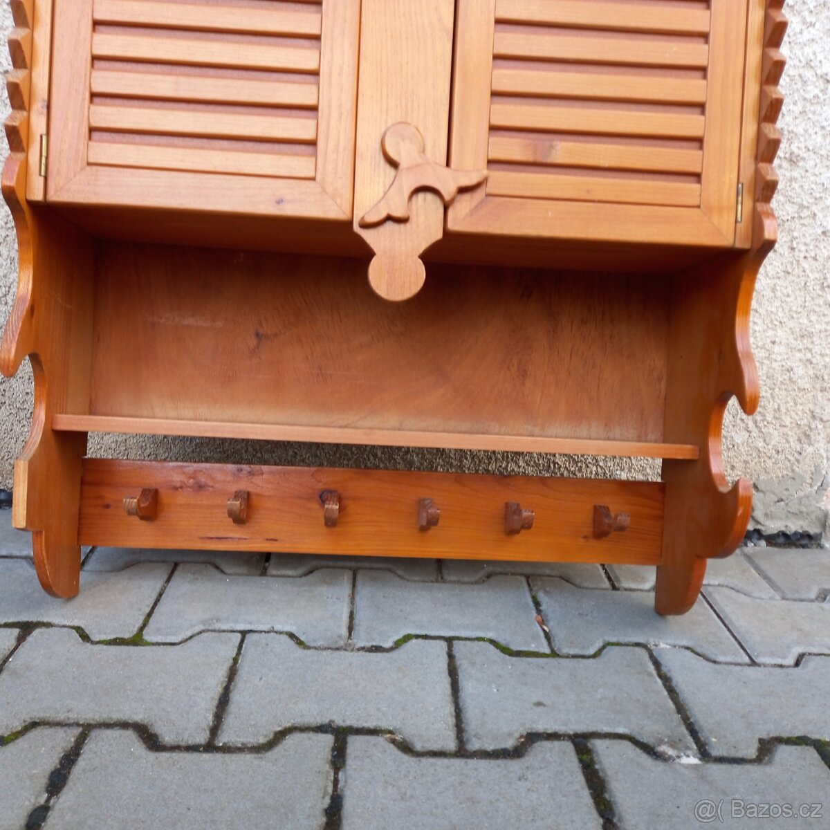 Polička s dvěma skříňkama - 4