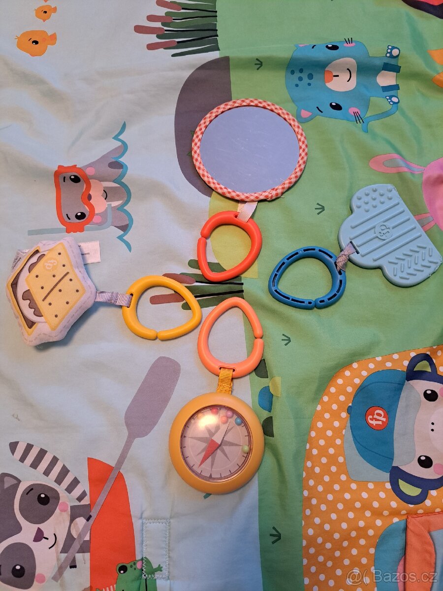 Dětská deka Fisher Price se 4 hračkami na zavěšení - 4