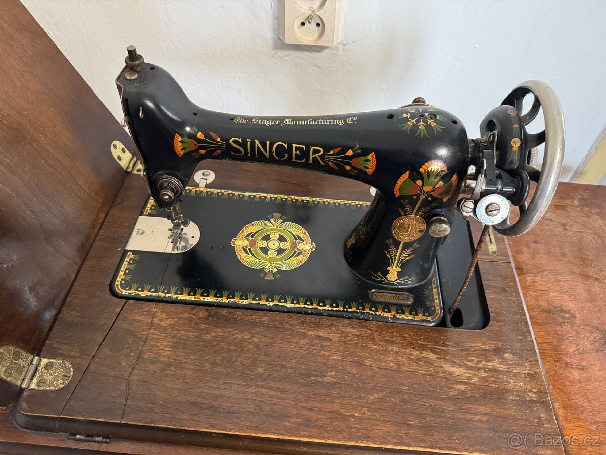 Šicí stroj Singer a kredenc - 4